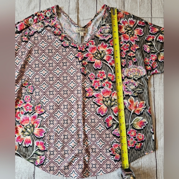 One World Live And Let Live Size Medium V-neck Mixed Media T-Shirt Floral Tiles - Picture 7 of 8